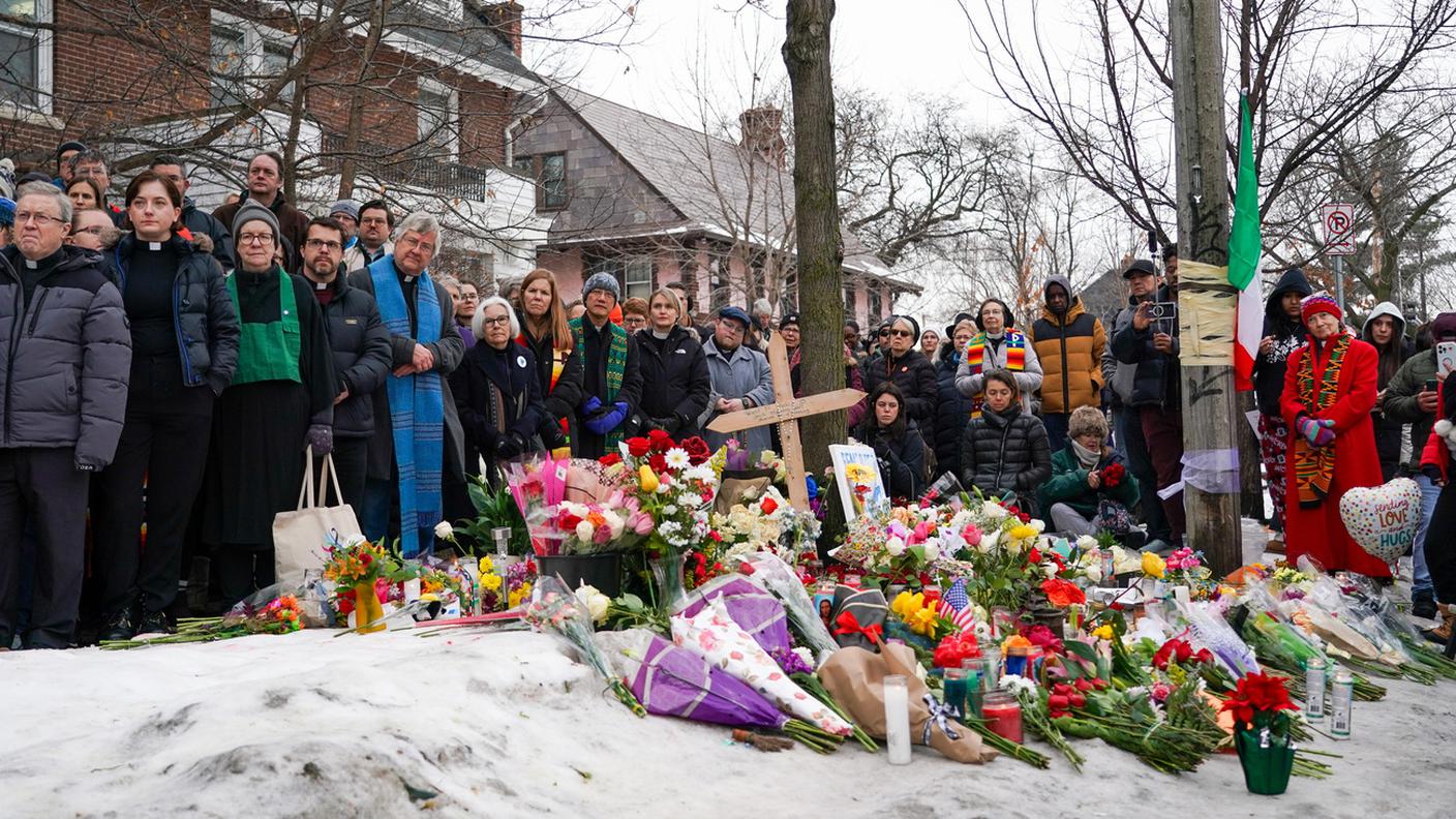 L'omaggio alla vittima vicino al luogo dove Renee Nicole Good è stata uccisa da un agente dell'ICE, Minneapolis