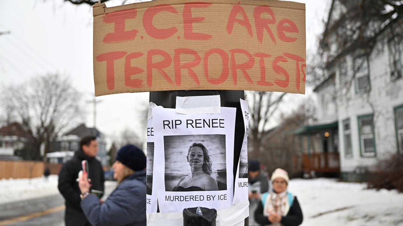 Un memoriale improvvisato in onore di Renee Nicole Good, uccisa dia un agente ICE a a Minneapolis. 