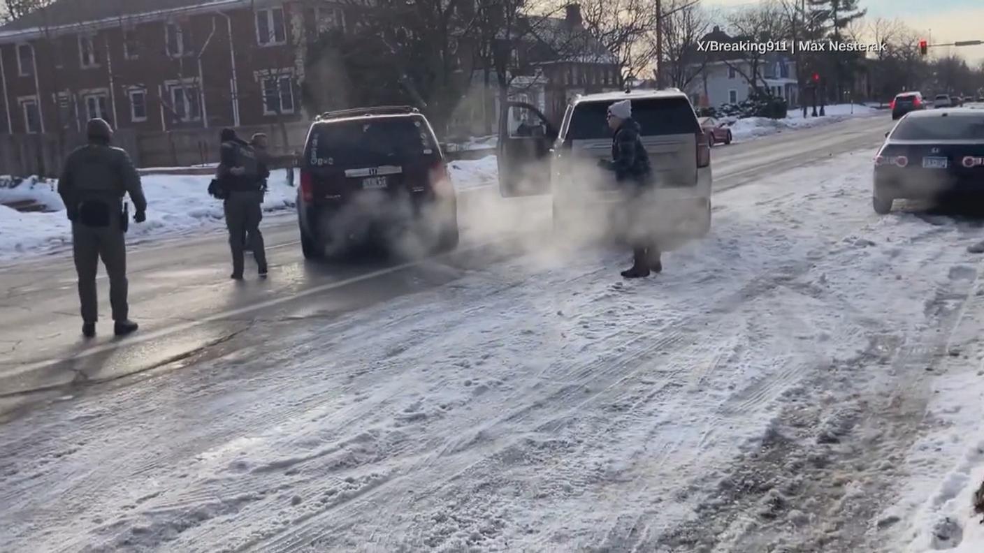 L'istante in cui l'agente ICE (a sinistra dell'auto, con il braccio teso) spara attraverso il finestrino e uccide Renee Nicole Good a Minneapolis