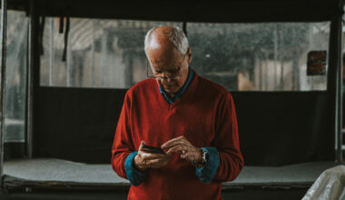 Anche gli anziani hanno incominciato a usare troppo lo smartphone