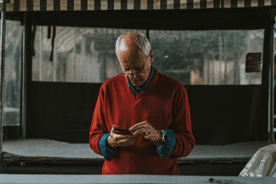Anche gli anziani hanno incominciato a usare troppo lo smartphone