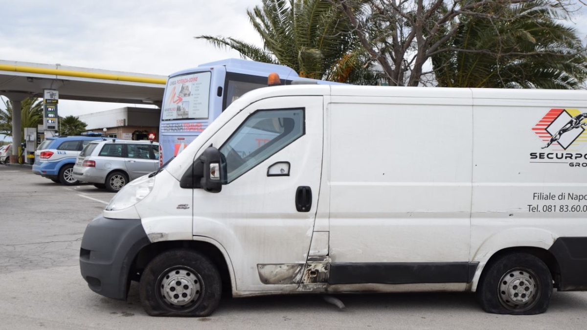 Assalto a portavalori lungo l'autostrada A14, nel Chietino: due mezzi dati alle fiamme, code fino a 10 chilometri