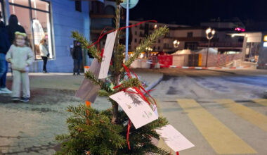 L'albero di Natale che è diventato un memoriale a Crans-Montana