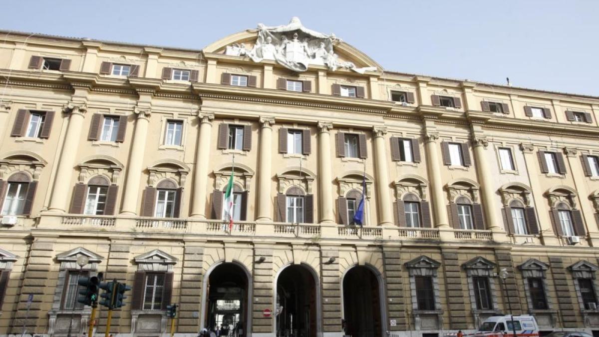 Conti pubblici, S&P conferma il rating dell’Italia e alza l’outlook a «positivo». Giorgetti: maggiore credibilità