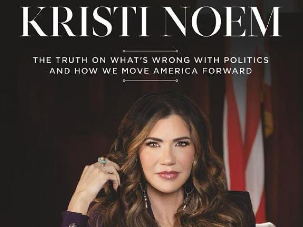 Chi è Kristi Noem, la responsabile della Sicurezza nazionale Usa (che ora potrebbe dimettersi). Nel suo memoir raccontò: «Ho sparato al mio cane, era inutile»