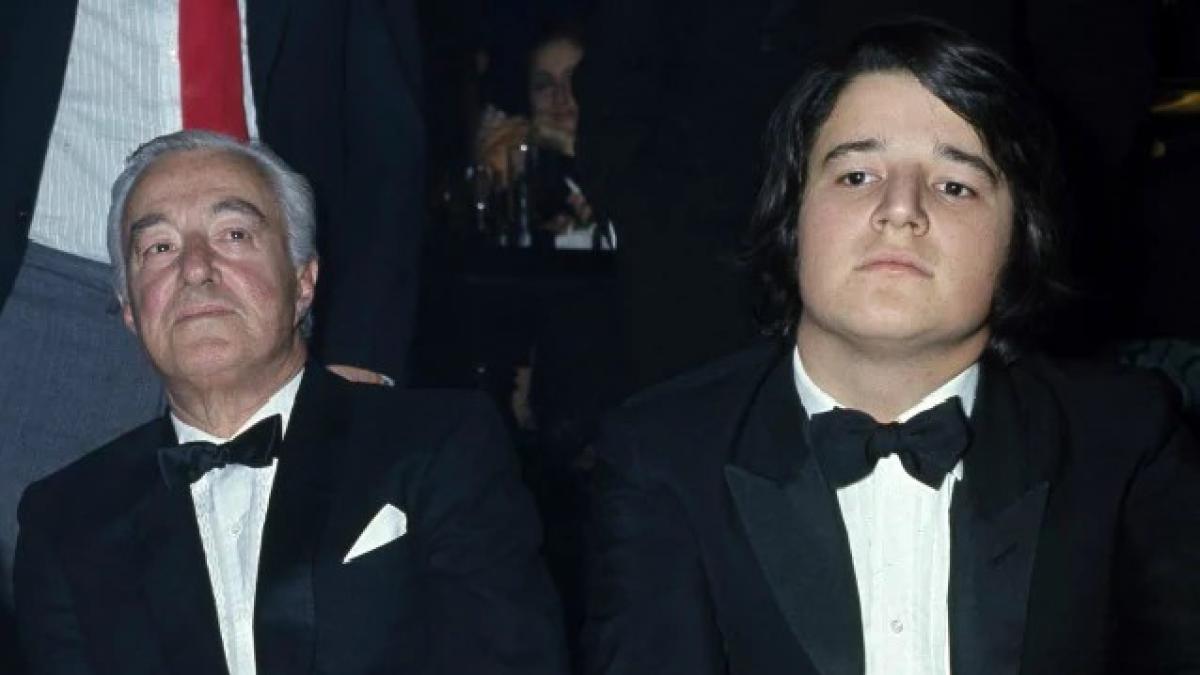 Christian De Sica compie 75 anni: fu compagno di scuola di Carlo Verdone, ha lavorato come cameriere, chi è la moglie Silvia, 7 segreti