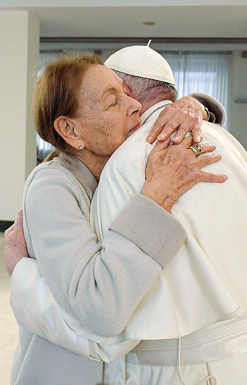 Edith Bruck: «A Roma trovai la mia kapò, ma decisi di non denunciarla. Così un soldato tedesco mi salvò la vita ad Auschwitz»