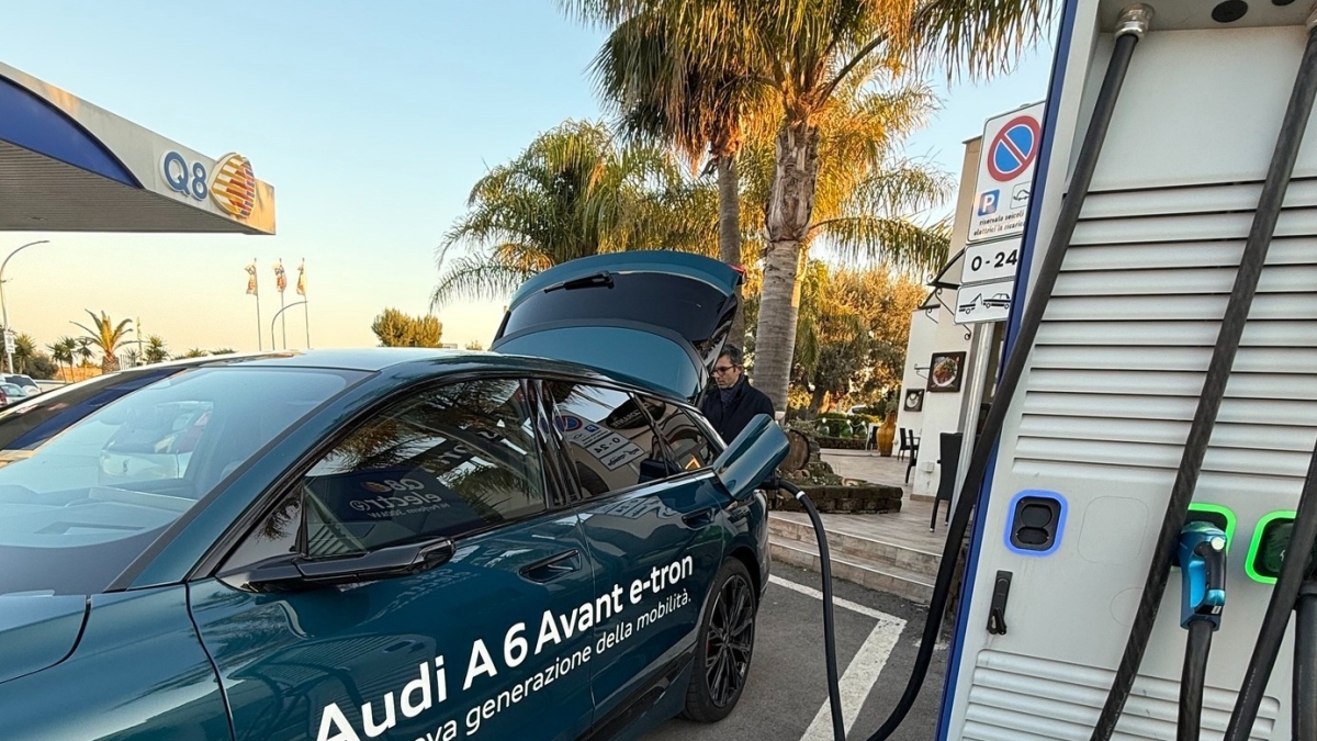 Auto, l’elettrico doppia il diesel in Europa: crolla Tesla (-38%), Byd aumenta le vendite del 268%