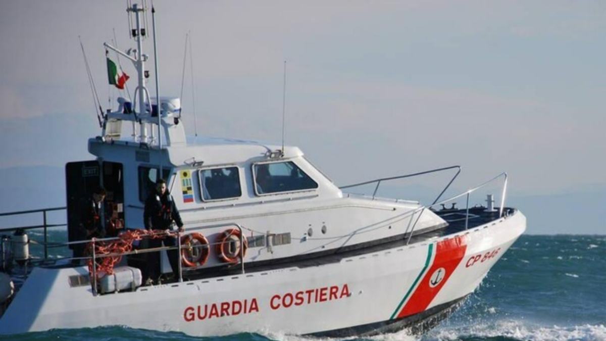 Napoli, sospese le ricerche dell'uomo in mare: «È rientrato a casa». La segnalazione era partita da Posillipo