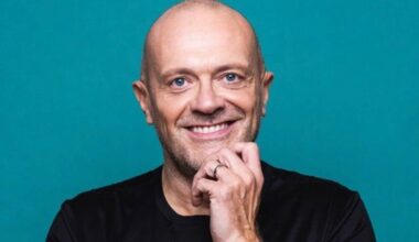 Sanremo 2026, Max Pezzali ospite fisso dalla nave del Festival