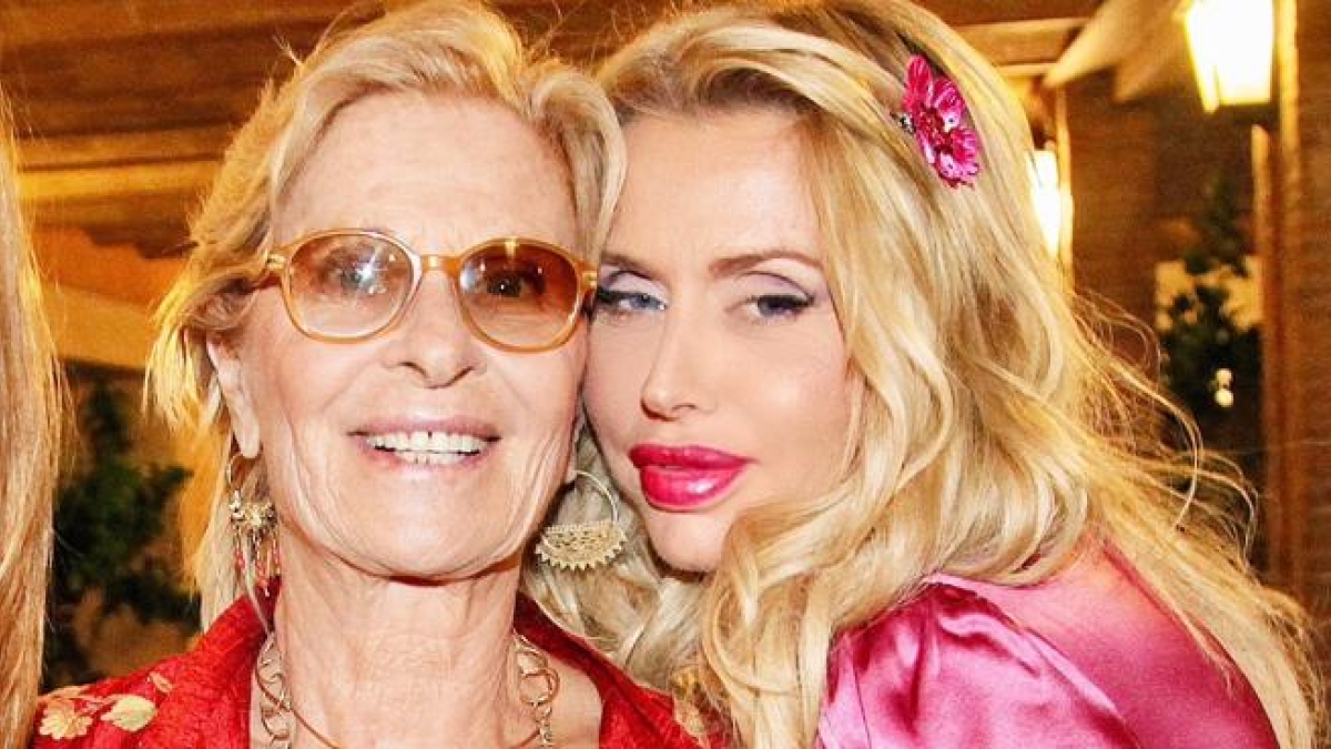 Valeria Marini, parla la mamma Gianna Orrù: «Picchiata e incinta quando non aveva neanche 18 anni, l'ho salvata io»