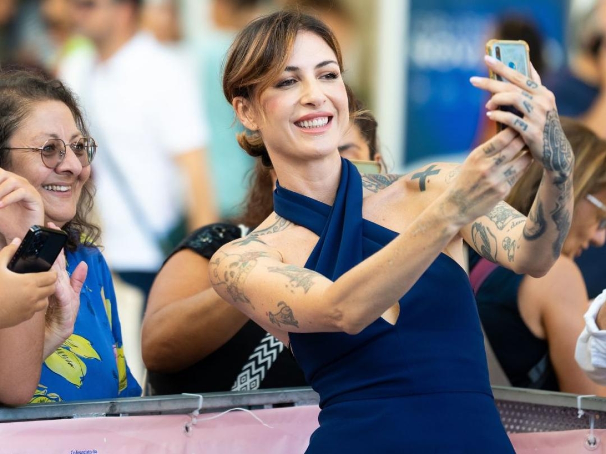 Ema Stokholma: «Mamma non mi mandava a scuola quando i lividi si vedevano. Papà diceva: torno lunedì, e ricompariva dopo anni. Sono al 40esimo trasloco»