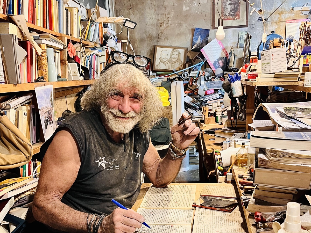 Mauro Corona: «Sono ancora vivo, ma per anni ho bevuto una bottiglia di whisky al giorno dopo 12 birre e un litro di vino»