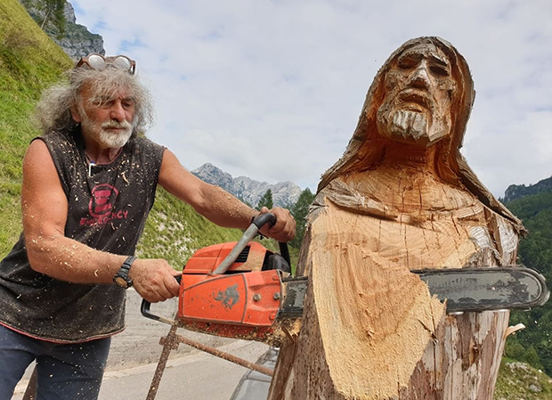 Mauro Corona: «La valanga, i 15 processi, la fuga davanti all'altare, la mia vita spericolata, ma ora riprendo la patente»