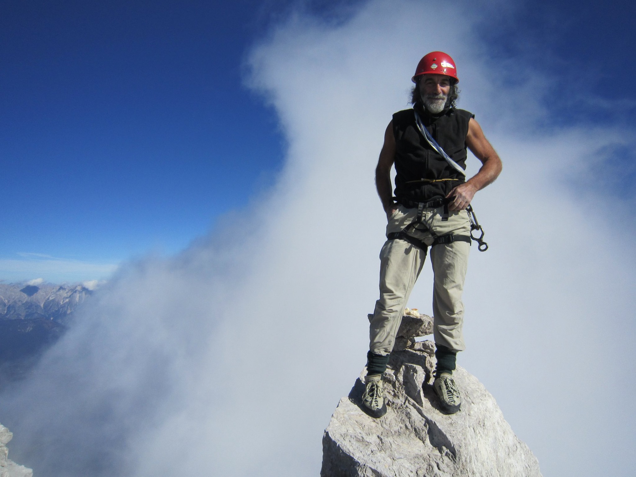 Mauro Corona: «La valanga, i 15 processi, la fuga davanti all'altare, la mia vita spericolata, ma ora riprendo la patente»
