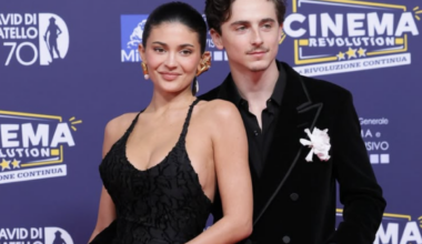Timothée Chalamet e la dedica d'amore a sorpresa a Kylie Jenner dal palco: «Non potrei fare tutto questo senza di te»