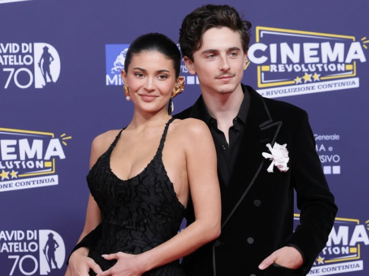 Timothée Chalamet e la dedica d'amore a sorpresa a Kylie Jenner dal palco: «Non potrei fare tutto questo senza di te»