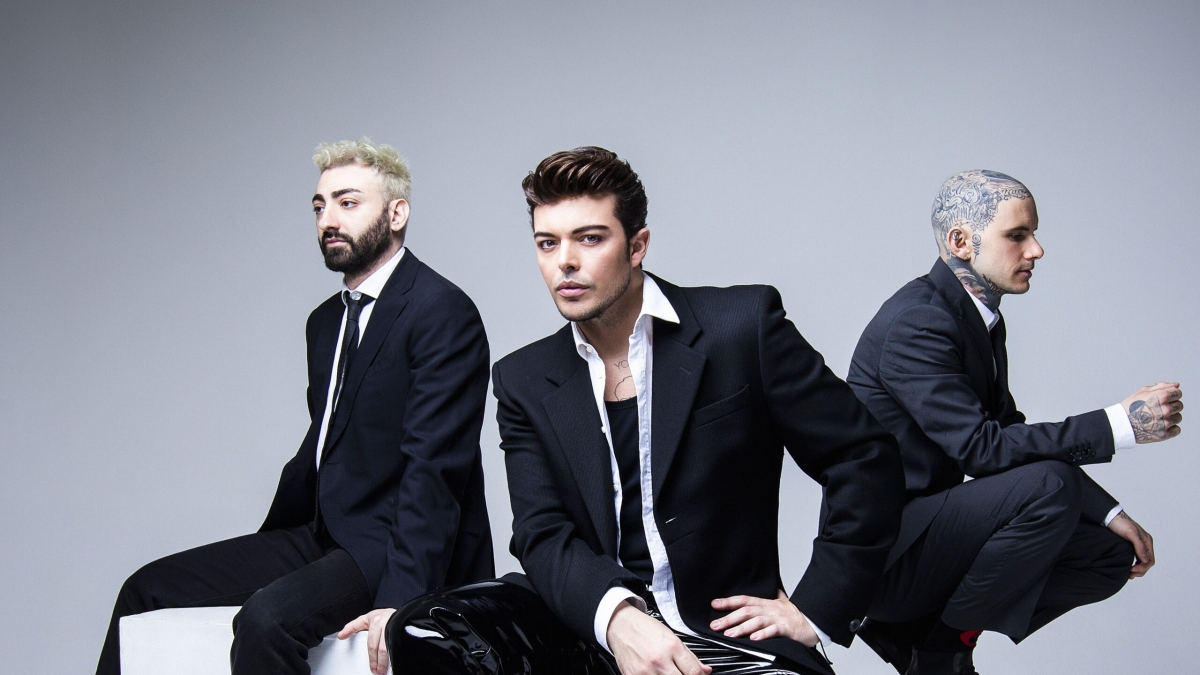 Capodanno, i The Kolors si esibiscono a Bari ma dopo un'ora sono già sul palco a Palermo: online il «mistero» diventa virale