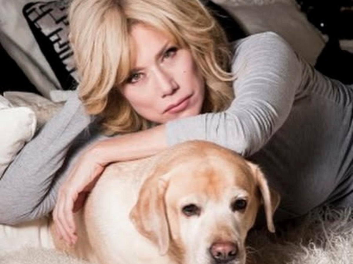 Nancy Brilli scossa per la morte della sua cagnolona Margot, il cinismo di Selvaggia Lucarelli: «Non c'è il bonus lutto animale domestico»