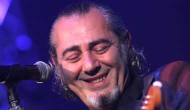 Luca Carboni torna a casa (con Cesare Cremonini ed Elisa): «Grazie Bologna, vi voglio bene. Sono commosso»