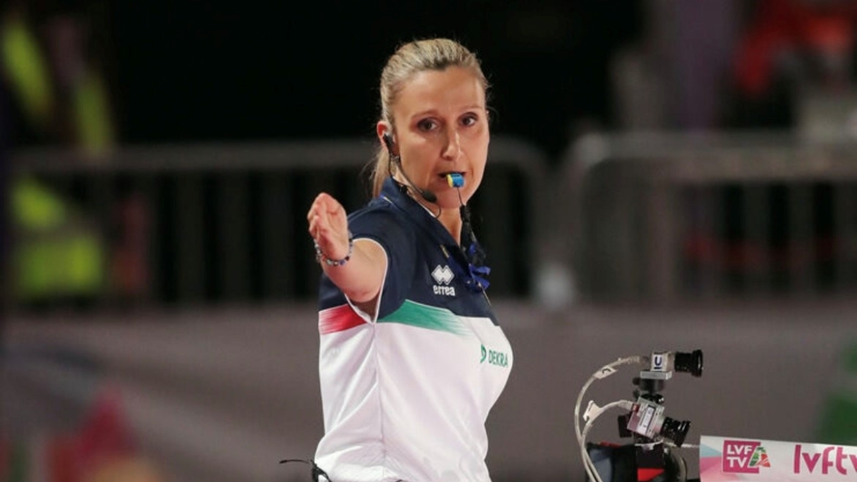 Dominga Lot, la prima arbitra italiana di volley: «Arrivo prima di tutti, mi isolo. Ho imparato che la fatica non è un limite, ma una forma di libertà»