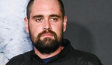 Nick Reiner: per il suo avvocato (che lascia il caso) «non è colpevole». L'ipotesi di un cambio nella terapia per disturbo schizoaffettivo