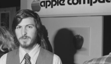 Apple sta perdendo la sfida dell'Intelligenza artificiale? I primi 50 anni della Mela, dai successi di Jobs all'uscita (da sconfitto) di Giannandrea