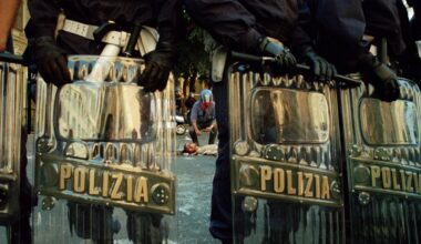 Il G8 di Genova, 25 anni fa: Carlo Giuliani ucciso, i diritti frantumati e l'incredibile catena di errori di una pagina nera della nostra storia