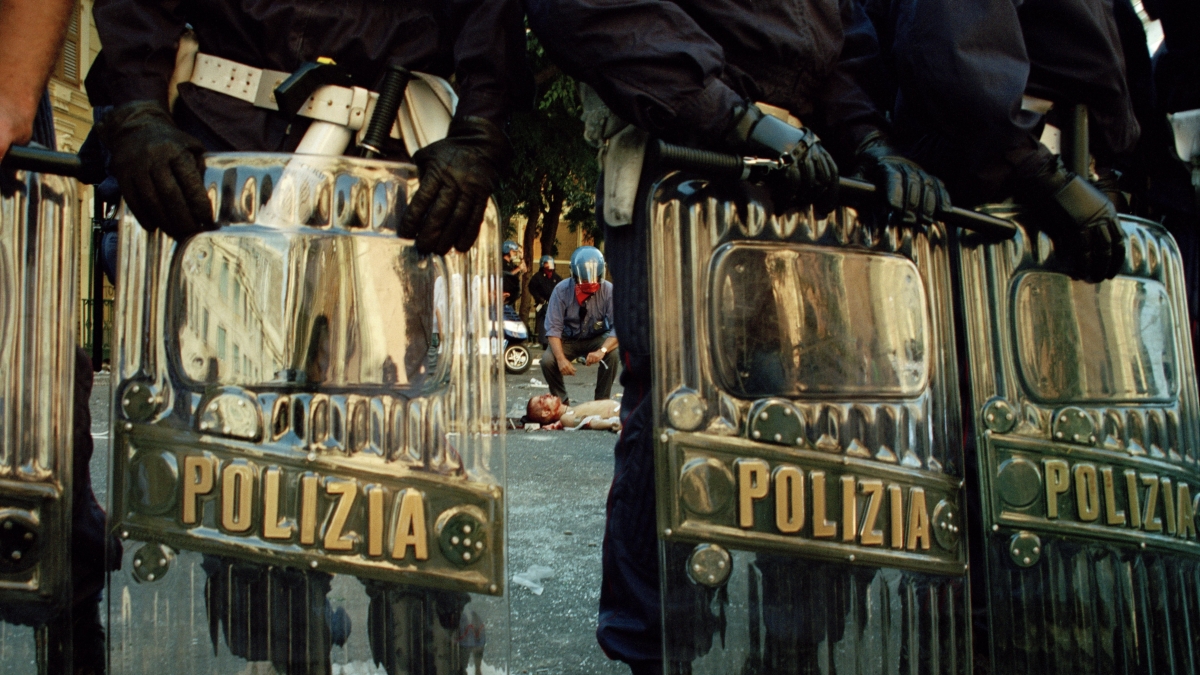 Il G8 di Genova, 25 anni fa: Carlo Giuliani ucciso, i diritti frantumati e l'incredibile catena di errori di una pagina nera della nostra storia
