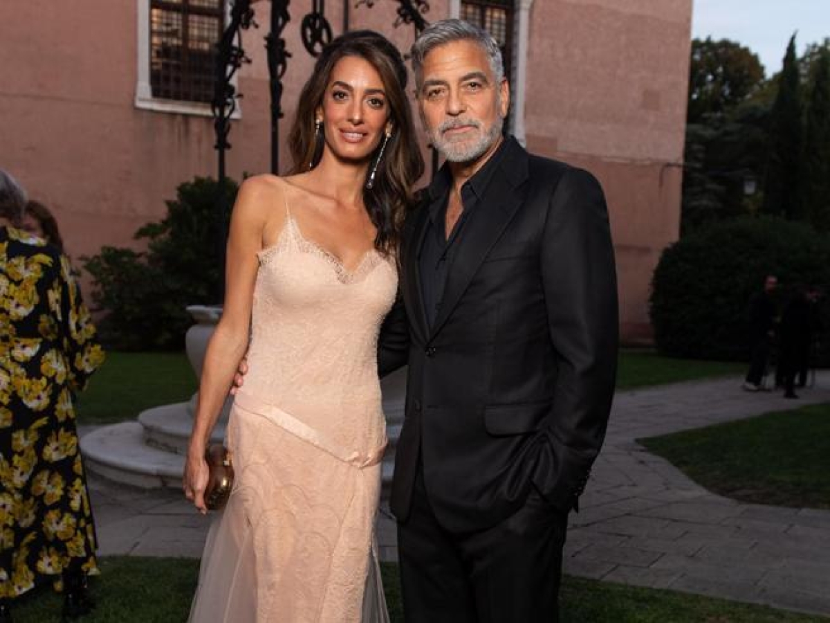 George Clooney e le difficoltà con la lingua francese: "Centinaia di ore di lezioni ma va tutto a rilento. Amal è disperata"