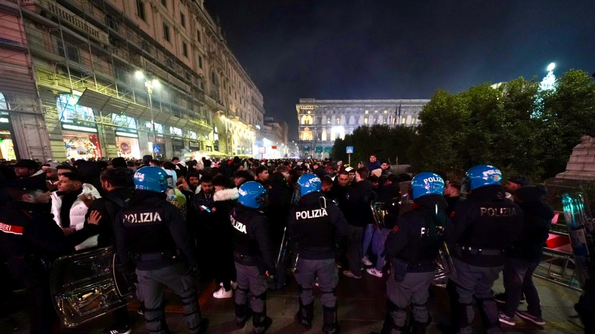 Milano, piazza Duomo a numero chiuso: le forze dell'ordine hanno bloccato gli ingressi prima di mezzanotte