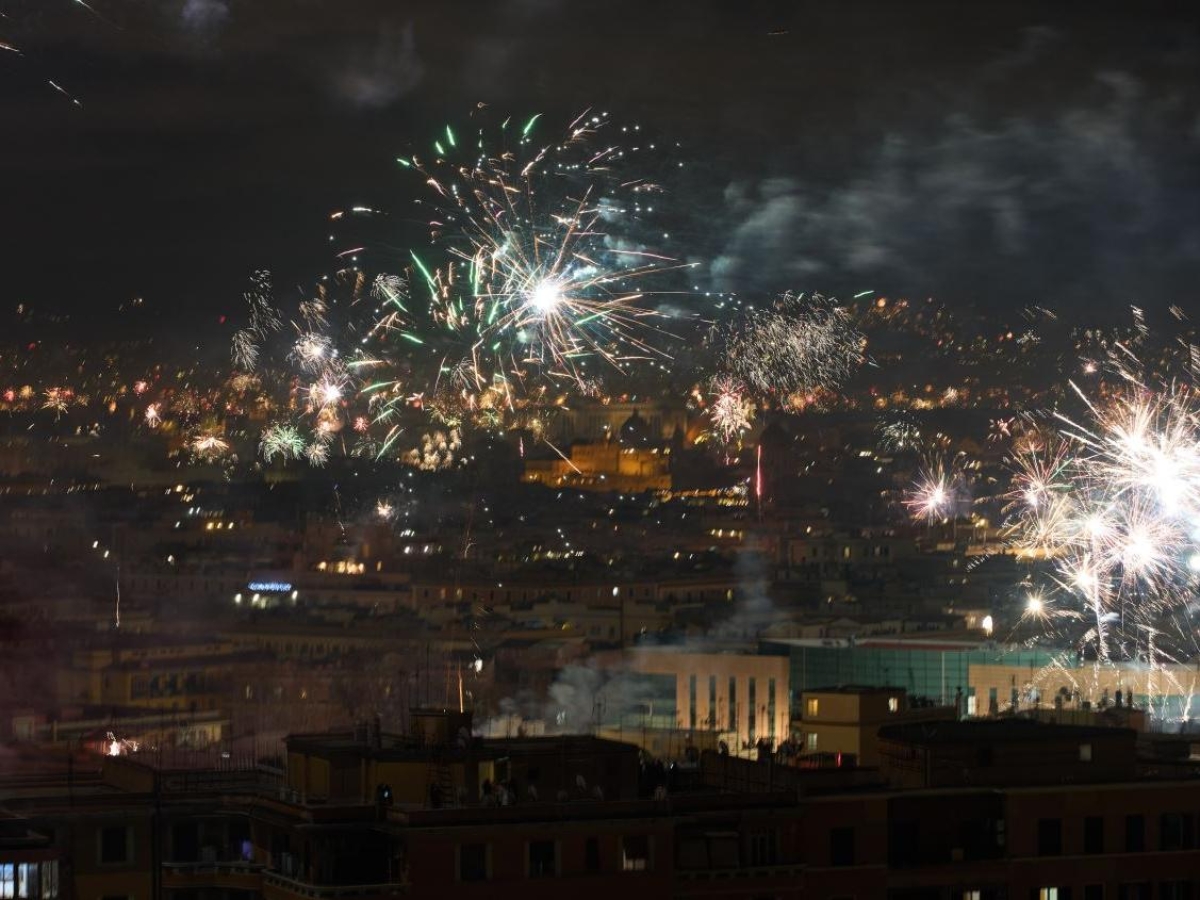 Notte di Capodanno a Roma, la Questura: «28 feriti per i botti. 500 chiamate e 250 interventi»