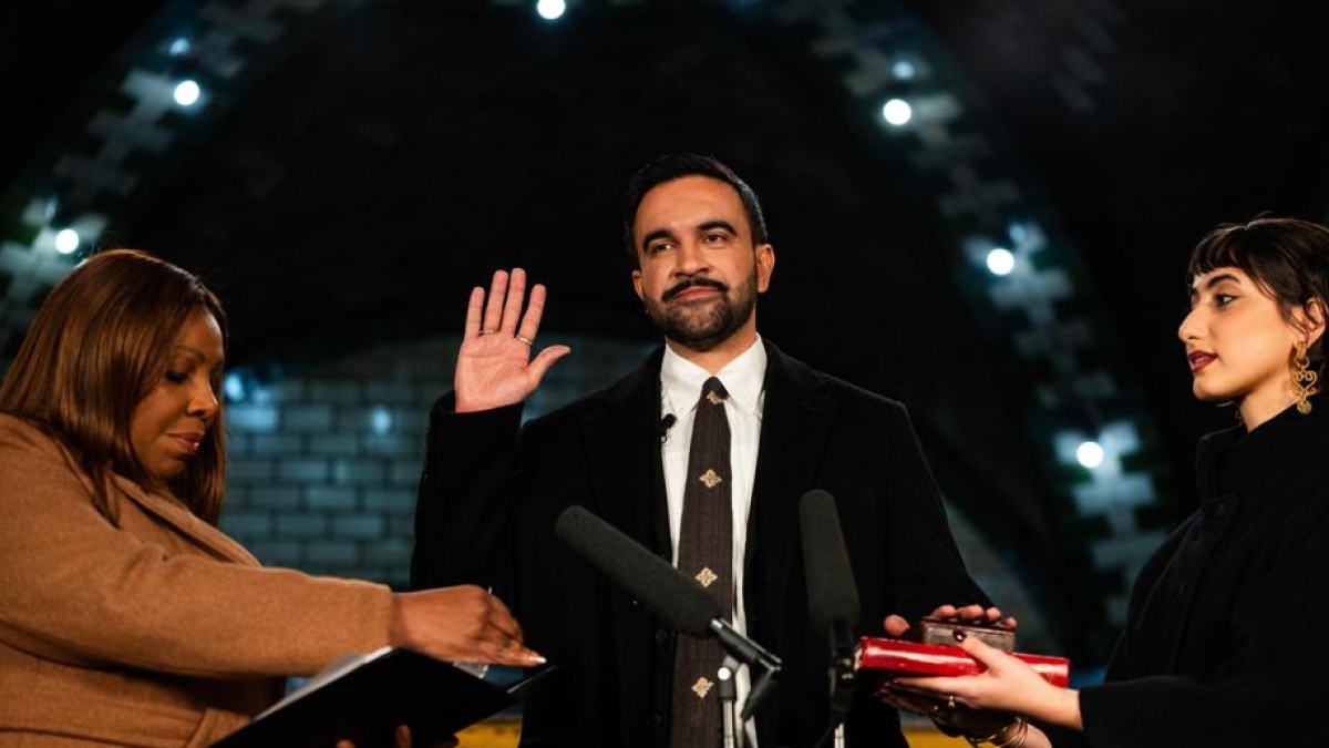 Mamdani è ufficialmente il nuovo sindaco di New York: il giuramento su due copie del Corano