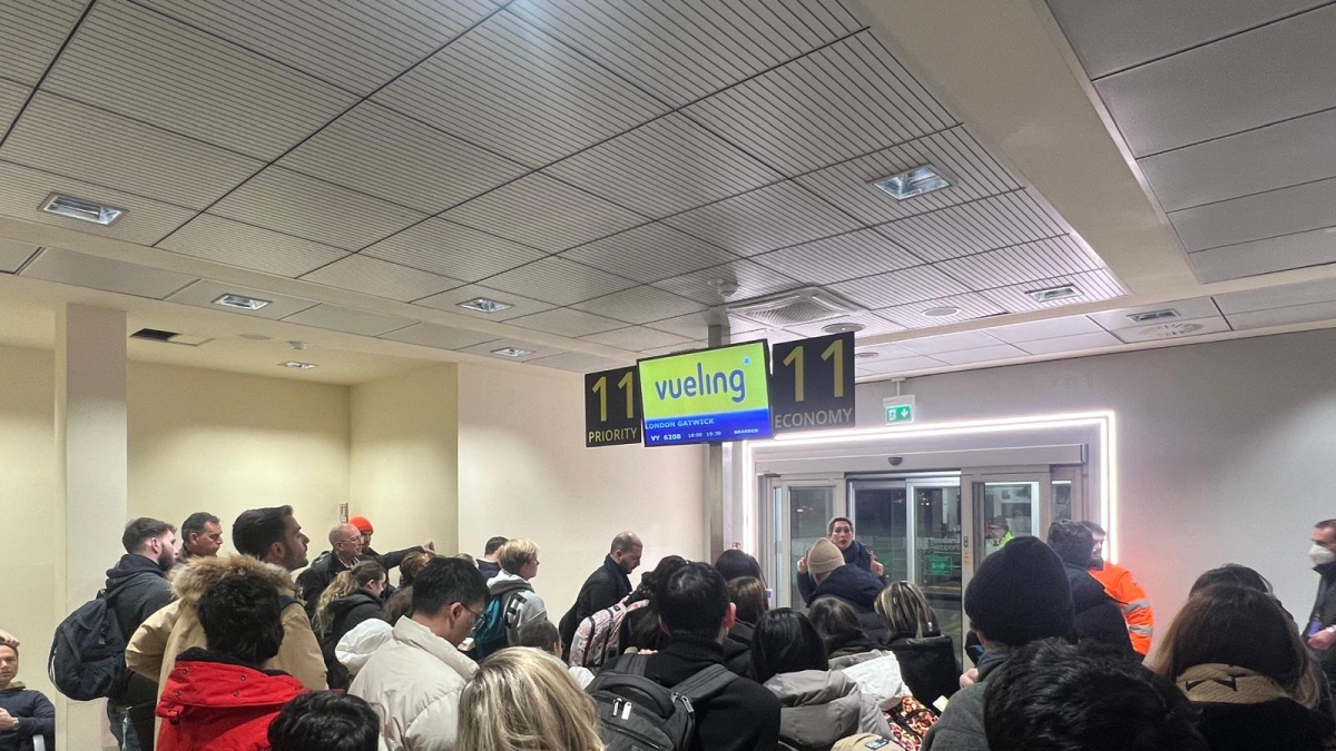 Firenze, la disavventura all'aeroporto di Peretola: «Il nostro San Silvestro a Londra saltato per i disservizi di Vueling. E chissà se avremo il rimborso...»