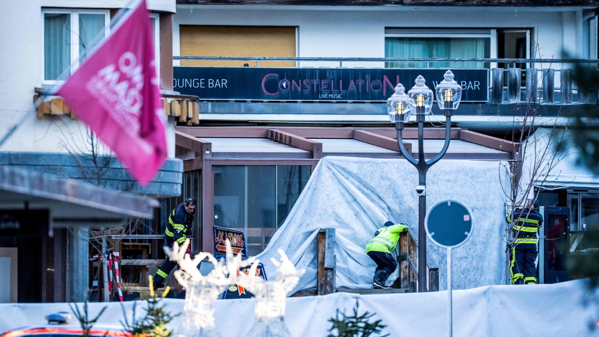 Crans-Montana, che cosa è successo nel locale della strage: il fuoco sul soffitto, il flashover, la trappola mortale nel bar. «La temperatura è salita di centinaia di gradi»