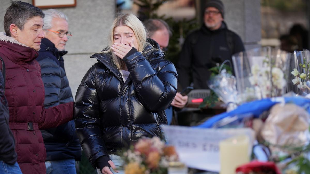 Incendio a Crans-Montana, l'inchiesta: la ristrutturazione del Le Costellation, le scale rimpicciolite e i dubbi sui pannelli fonoassorbenti. «Erano ignifughi?»