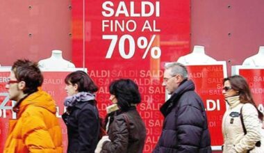 Milano, scattano oggi i saldi invernali: sconti fino al 3 marzo. «Ma il Black Friday ha rovinato gli affari»