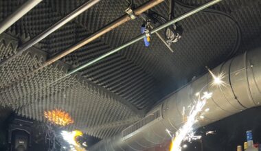 Le nuove foto dell'incendio che divampa a Crans-Montana: la ragazza con il casco, le bottiglie di champagne, le scintille sui pannelli fonoassorbenti