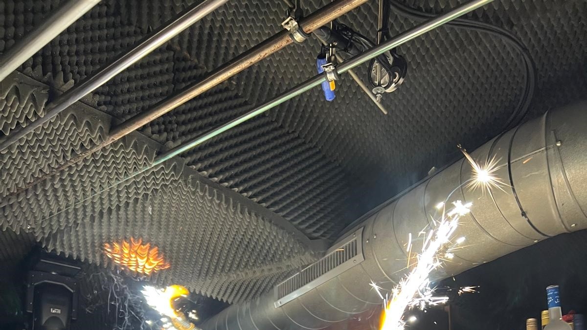 Le nuove foto dell'incendio che divampa a Crans-Montana: la ragazza con il casco, le bottiglie di champagne, le scintille sui pannelli fonoassorbenti