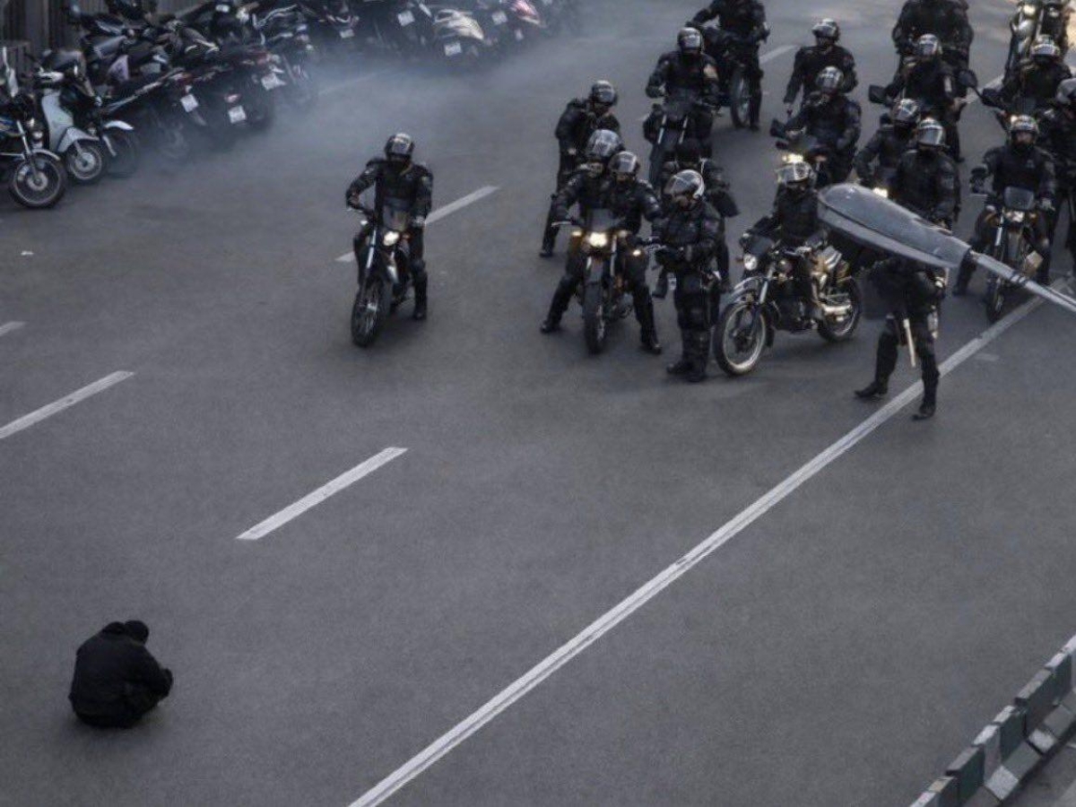 Proteste in Iran, sale il numero dei morti. La sfida di Trump: pronti a intervenire