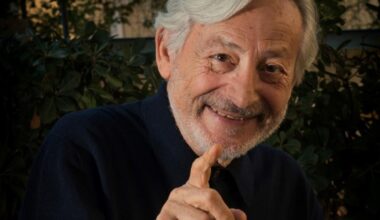 Leo Gullotta: «I miei fantastici 80 anni. Non rinnego gli inizi con i film sexy, ora piacciono a tutti. Col Bagaglino vent’anni splendidi. Il mio coming out? Arrivò per caso»