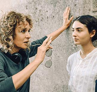 Tecla Insolia: «Mi sento un gamberetto contro la velocità della vita. Non ho mai amato la mia voce. Recitare mi ha dato un senso»