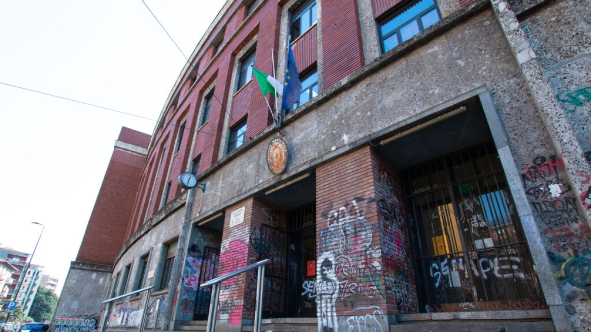 Il dramma della terza D del liceo Virgilio di Milano: quattro studenti in condizioni critiche dopo il rogo di Capodanno a Crans-Montana. «Dovevano partire in sei»