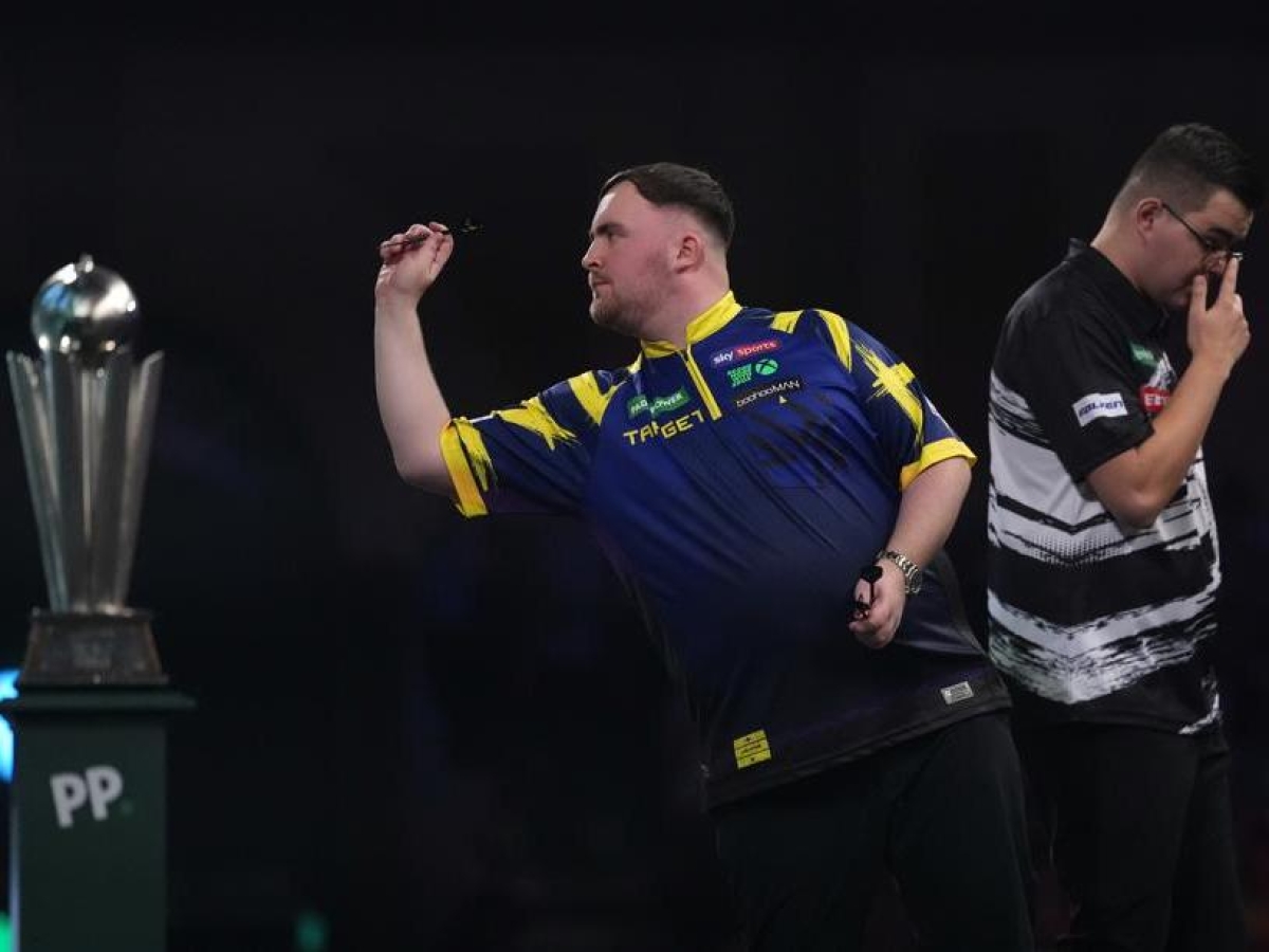 Luke Littler, chi è il diciottenne che ha guadagnato 50 milioni di euro in un anno con le freccette: sui social è un «influencer»