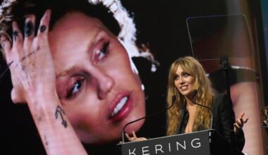 Palm Springs Film Awards 2026, Miley Cirus incanta con la nuova pettinatura, Timothée Chalamet salta red carpet, Kilye Jenner findanzata supporter