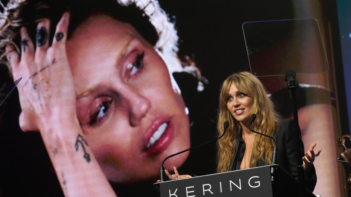 Palm Springs Film Awards 2026, Miley Cirus incanta con la nuova pettinatura, Timothée Chalamet salta red carpet, Kilye Jenner findanzata supporter