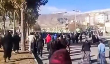 Iran, scontri e barricate per le strade di tutto il Paese: quindici manifestanti uccisi, 170 località coinvolte