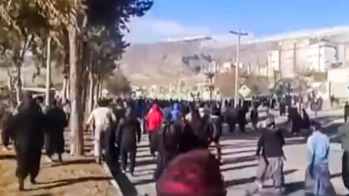 Iran, scontri e barricate per le strade di tutto il Paese: quindici manifestanti uccisi, 170 località coinvolte