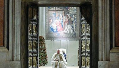 Due papi e 33 milioni di pellegrini. Arriva alla fine il Giubileo dei record