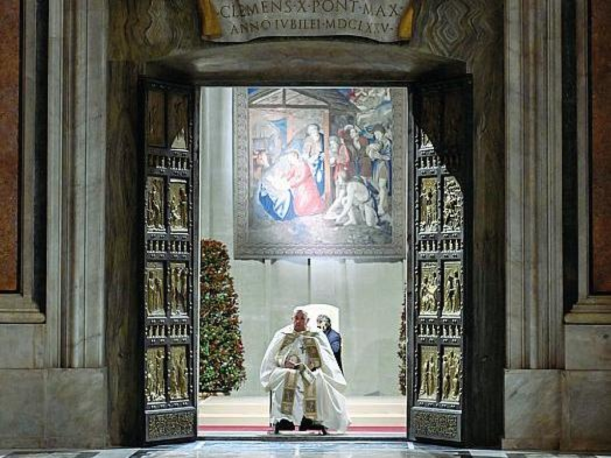 Due papi e 33 milioni di pellegrini. Arriva alla fine il Giubileo dei record